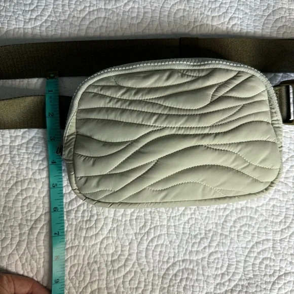 Lululemon Athletica Quilted Belt Bag in Olive Green special edition - Picture 6 of 7